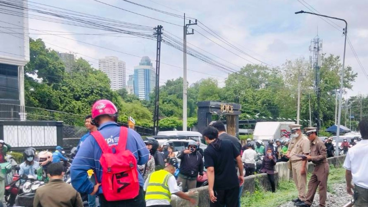 คนส่งของบาดเจ็บสาหัสจากรถไฟใกล้สถานีบีทีเอสมักกะสันในกรุงเทพฯ