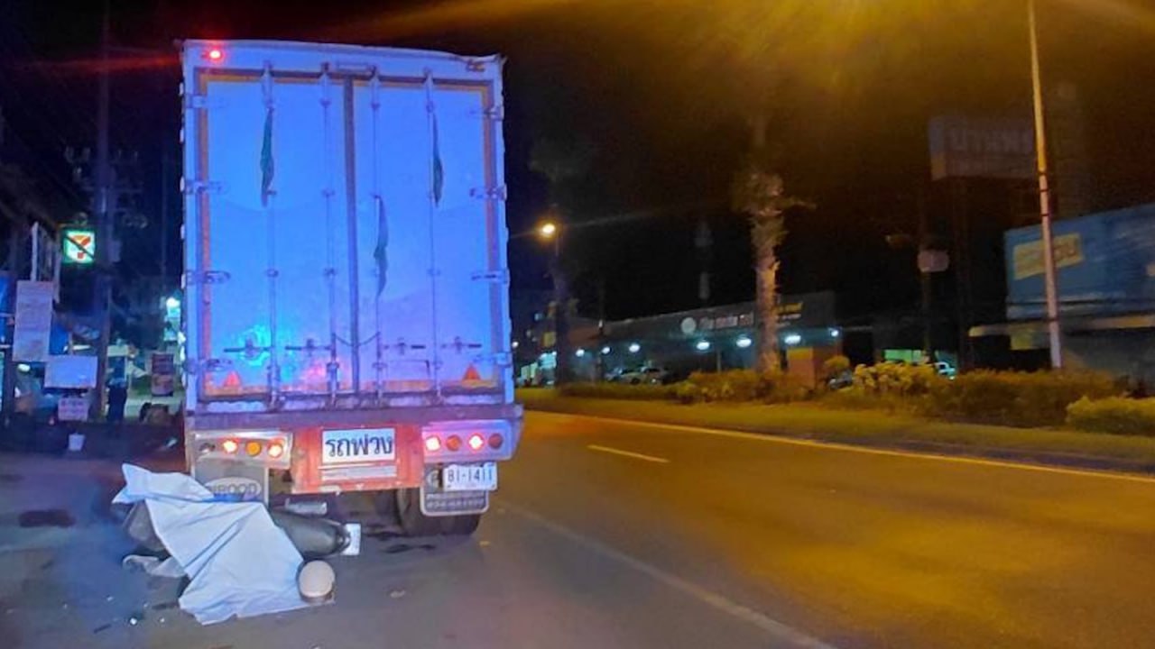 A native of Chiang Mai died in a crash with a parked truck.