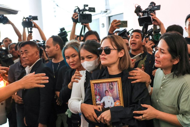 การซ้อมโจมตีของตํารวจติดอาวุธบังคับให้พระสงฆ์ในวัดต้องหลบหนี – บางกอกโพสต์