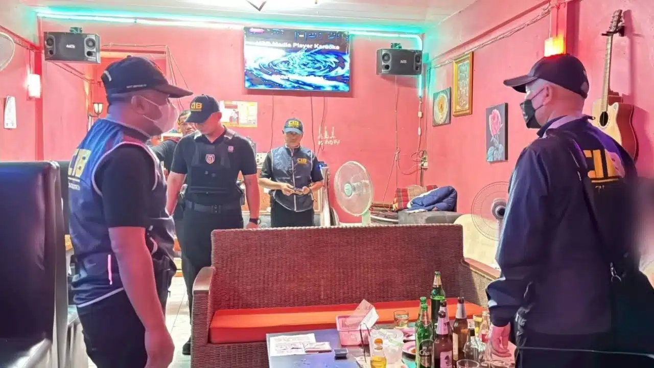 أُلقي القبض على صاحب ملهى كاريوكي في فانغ نغا لتورطه في استغلال فتاة تبلغ من العمر 15 عامًا في الدعارة.