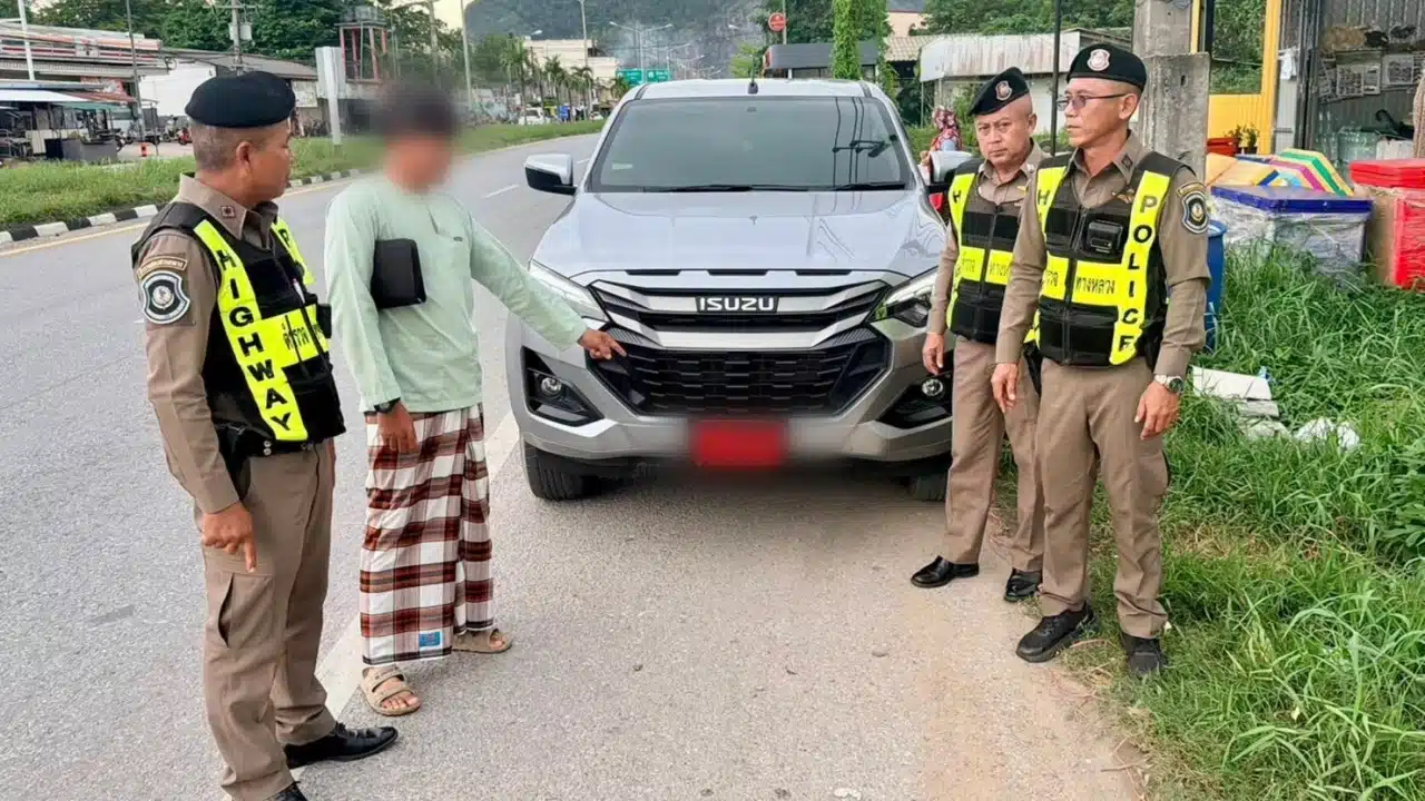 Bangkok traffic police arrested a man for fake red license plates G-9999.